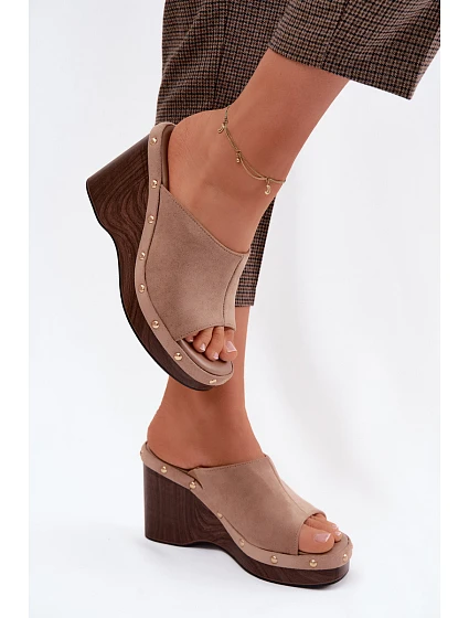 Dámské sandály na platformě z umělé semiše zlaté tmavě béžové model 22125740 - Boto