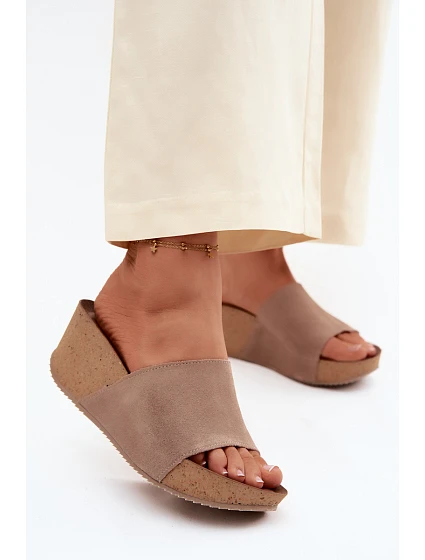 model 22125915 semišové dámské pantofle na korkové platformě tmavě béžové - Zazoo