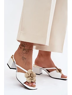 Kožené dámské sandály na podpatku s květinou bílé model 22140994 - Boto