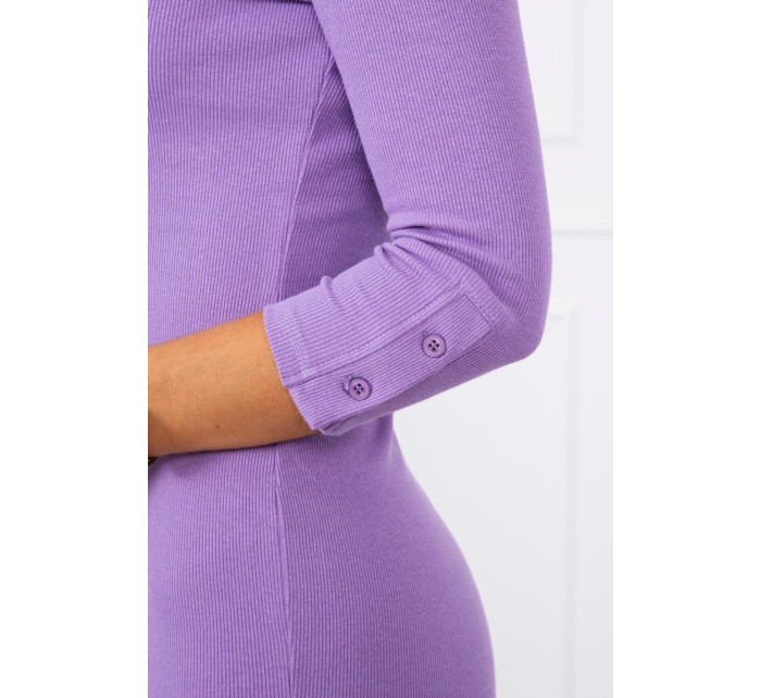 Šaty s výstrihom na gombíky vo fialovej farbe