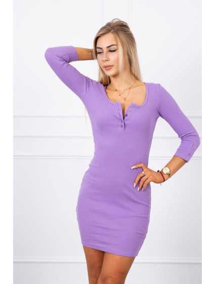 Šaty s výstrihom na gombíky vo fialovej farbe