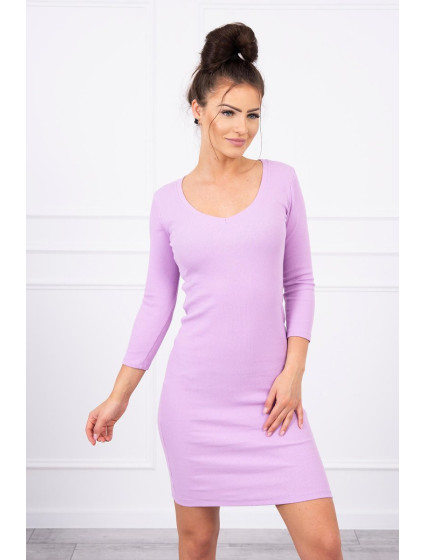 Šaty s fialovým výstrihom