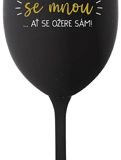KTO NEPIJE SO MNOU... nech sa napije sám! - čierny pohár na víno 350 ml