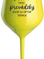 MAMA V PRÁCI (PÝTAJ SA TATÍNKA) - žltý nerozbitný pohár na víno 470 ml