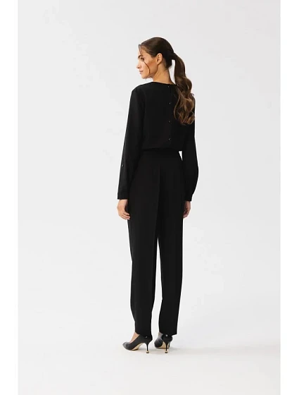 Kombinéza s výstřihem černá  model 21145665 - STYLOVE
