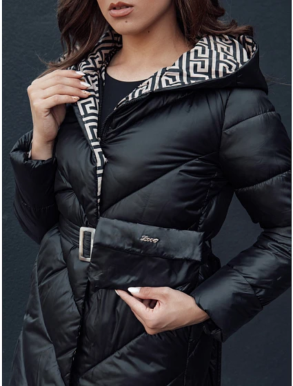 Dámský prošívaný kabát s kapucí model 22373472 černý - FashionStreet Dámský prošívaný kabát s kapucí model 22373472 černý - FashionStreet