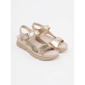 Praktické  sandály zlaté dámské bez podpatku