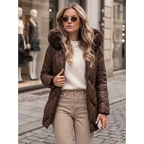 Kurtka damska zimowa pikowana z futerkiem brązowa model 22540357 - FashionStreet Kurtka damska zimowa pikowana z futerkiem brązowa model 22540357 - FashionStreet