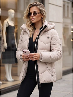 Kurtka damska zimowa pikowana z kapturem jasnobeżowa FashionStreet TY5750