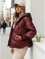 Krótka kurtka damska pikowana z kapturem bordowy model 22350568 - FashionStreet Krótka kurtka damska pikowana z kapturem bordowy model 22350568 - FashionStreet