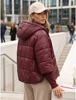 Krótka kurtka damska pikowana z kapturem bordowy model 22350568 - FashionStreet Krótka kurtka damska pikowana z kapturem bordowy model 22350568 - FashionStreet