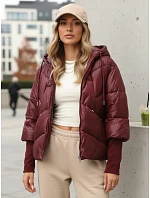 Krótka kurtka damska pikowana z kapturem bordowy model 22350568 - FashionStreet Krótka kurtka damska pikowana z kapturem bordowy model 22350568 - FashionStreet