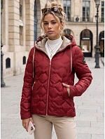Kurtka damska przejściowa pikowana z kapturem bordowa model 22350614 - FashionStreet Kurtka damska przejściowa pikowana z kapturem bordowa model 22350614 - FashionStreet