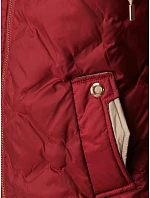 Kurtka damska przejściowa pikowana z kapturem bordowa model 22350614 - FashionStreet Kurtka damska przejściowa pikowana z kapturem bordowa model 22350614 - FashionStreet