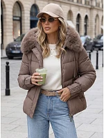 Pikowana kurtka damska z futrzanym kapturem beżowa FashionStreet TY5893 Pikowana kurtka damska z futrzanym kapturem beżowa FashionStreet TY5893