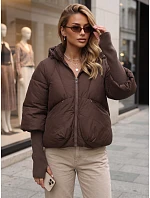 Kurtka damska zimowa pikowana z kapturem brązowa model 22350619 - FashionStreet Kurtka damska zimowa pikowana z kapturem brązowa model 22350619 - FashionStreet