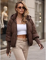Kurtka damska zimowa pikowana z kapturem brązowa model 22350619 - FashionStreet Kurtka damska zimowa pikowana z kapturem brązowa model 22350619 - FashionStreet