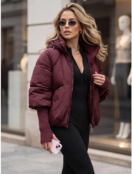 Kurtka damska zimowa pikowana z kapturem bordowa model 22350631 - FashionStreet Kurtka damska zimowa pikowana z kapturem bordowa model 22350631 - FashionStreet