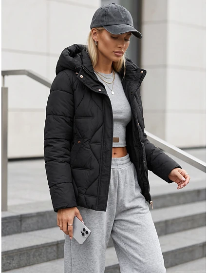 Kurtka damska zimowa pikowana z kapturem czarna model 22350701 - FashionStreet Kurtka damska zimowa pikowana z kapturem czarna model 22350701 - FashionStreet
