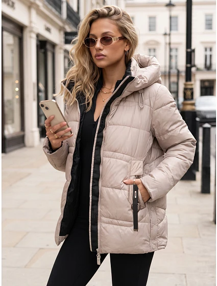Kurtka damska zimowa pikowana z kapturem beżowa model 22350725 - FashionStreet Kurtka damska zimowa pikowana z kapturem beżowa model 22350725 - FashionStreet