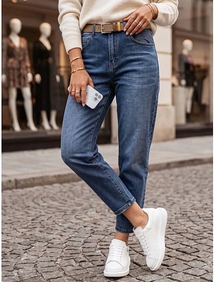 Jeansy damskie z paskiem mom fit niebieskie FashionStreet UY3118 Jeansy damskie z paskiem mom fit niebieskie FashionStreet UY3118