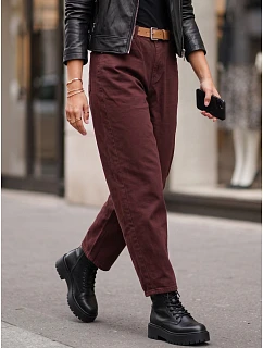 Jeansy damskie z wysokim stanem mom fit z paskiem bordowe FashionStreet UY3121