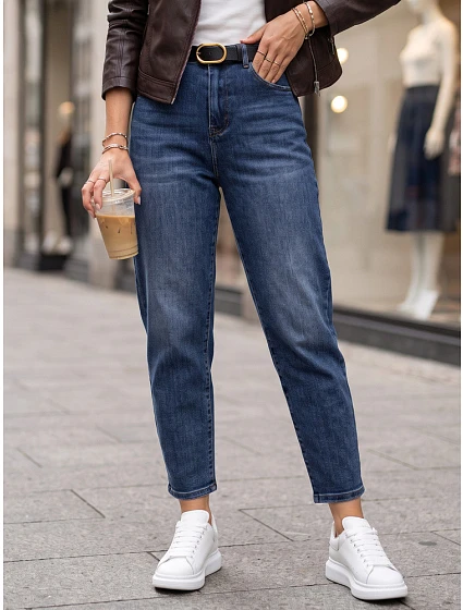 Jeansy damskie mom fit z paskiem niebieskie FashionStreet UY3124 Jeansy damskie mom fit z paskiem niebieskie FashionStreet UY3124