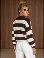 Dámský pruhovaný svetr s broží v bílo-čokoládové barvě FashionStreet MY2606