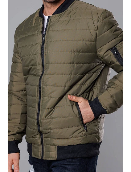 Prošívaná pánská bunda typu "bomber" v khaki barvě model 18344859 - J.STYLE Prošívaná pánská bunda typu "bomber" v khaki barvě model 18344859 - J.STYLE