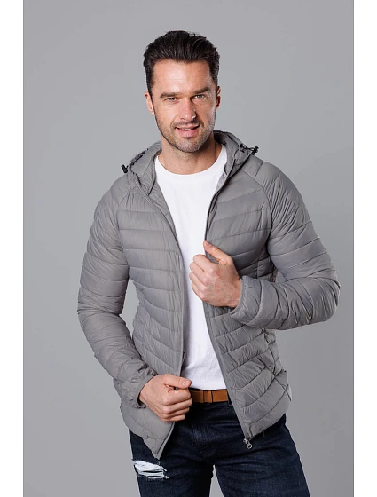 Šedá pánská prošívaná bunda s kapucí model 18345059 - J.STYLE Šedá pánská prošívaná bunda s kapucí model 18345059 - J.STYLE