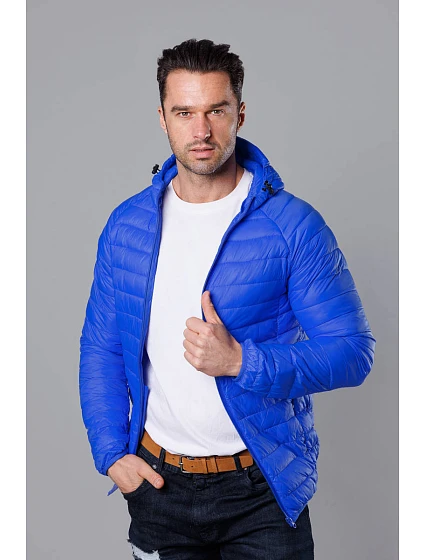 Světle modrá prošívaná pánská bunda s kapucí model 18345079 - J.STYLE Světle modrá prošívaná pánská bunda s kapucí model 18345079 - J.STYLE