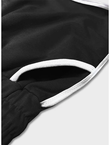 Černé dámské šortky s kontrastní lemovkou model 18369450 - J.STYLE Černé dámské šortky s kontrastní lemovkou model 18369450 - J.STYLE