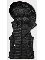 Černá prošívaná vesta s kapucí model 18914558 - J.STYLE Černá prošívaná vesta s kapucí model 18914558 - J.STYLE