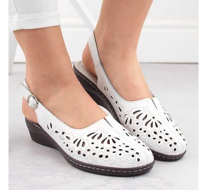 Dámské pohodlné celokožené ažurové sandály bílé T.Sokolski L26-27 Dámské pohodlné celokožené ažurové sandály bílé T.Sokolski L26-27