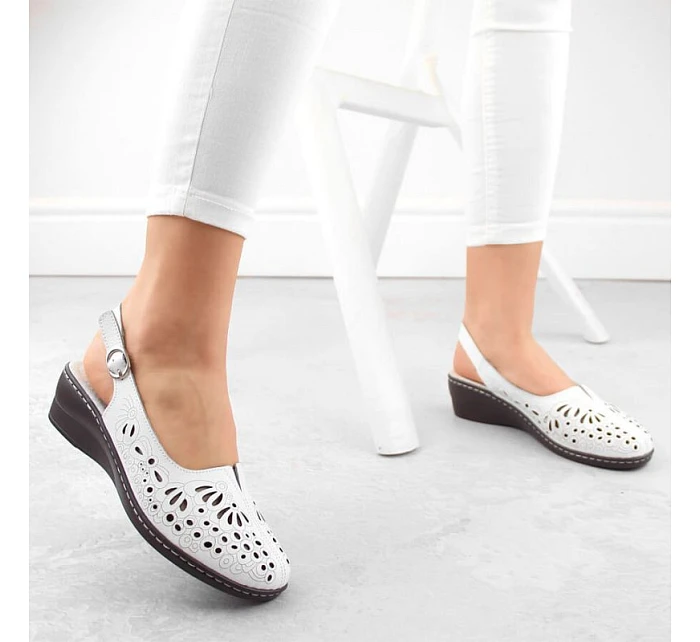 Dámské pohodlné celokožené ažurové sandály bílé T.Sokolski L26-27 Dámské pohodlné celokožené ažurové sandály bílé T.Sokolski L26-27