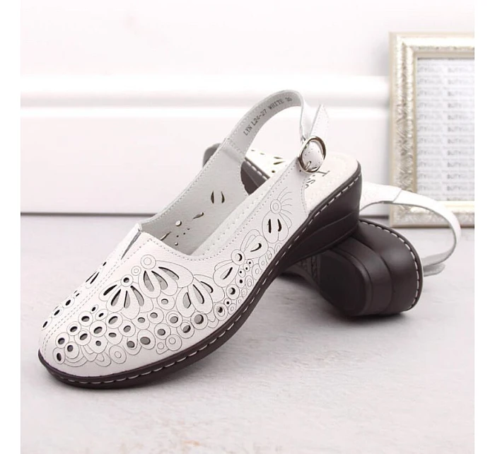 Dámské pohodlné celokožené ažurové sandály bílé T.Sokolski L26-27 Dámské pohodlné celokožené ažurové sandály bílé T.Sokolski L26-27