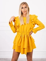 Šaty s vertikálnymi volánmi horčicovej farby