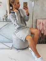 Šaty s kapucňou a bočným rázporkom šedej