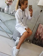 Šaty s kapucňou a bočným rázporkom bielej