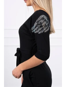 Šaty s krídlami na ramenách čiernej