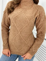 Sveter položený cez hlavu v diamantoch Ťava