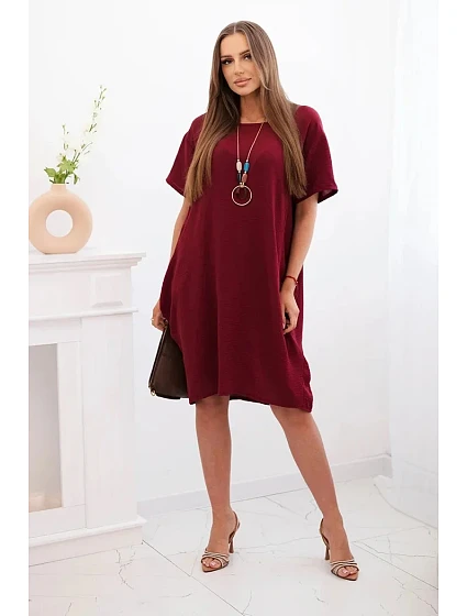 Šaty s kapsami a přívěskem tmavě vínová