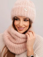 Dámska zimná čiapka a šál s ozdobným emblémom svetlo púdrovo ružová