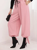 Dámske nohavice so širokými nohavicami a viazaním v spodnej časti svetloružovej farby