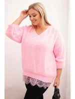 Dámsky sveter s výstrihom do V a viskózová blúzka s čipkovaným lemom candy pink Dámsky sveter s výstrihom do V a viskózová blúzka s čipkovaným lemom candy pink
