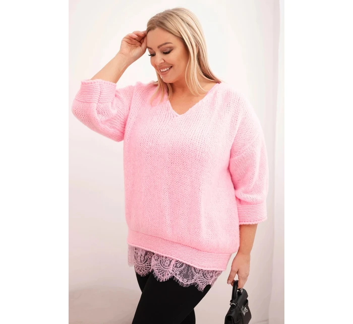 Dámsky sveter s výstrihom do V a viskózová blúzka s čipkovaným lemom candy pink Dámsky sveter s výstrihom do V a viskózová blúzka s čipkovaným lemom candy pink