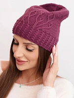 Dámska zimná vlnená čiapka s ozdobným potlačou K474 tmavo fialová