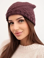 Dámska zimná čiapka s ozdobným úpletom a klasickým strihom K372 tmavo fialová