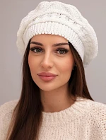 Dámska zimná vlnená čiapka s voľným strihom a ozdobným pletením K378 biela