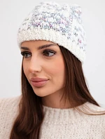 Dámska zimná čiapka s farebným vláknom a hrubou pletenou nášivkou K355 biela+tmavosivá+fialová